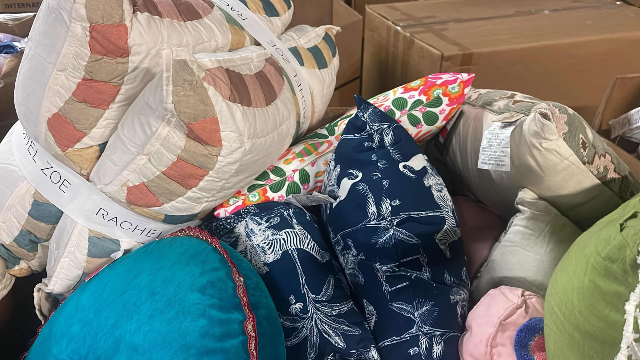 additional/TJ-maxx-pillow-truckload-wholesale-2.jpg