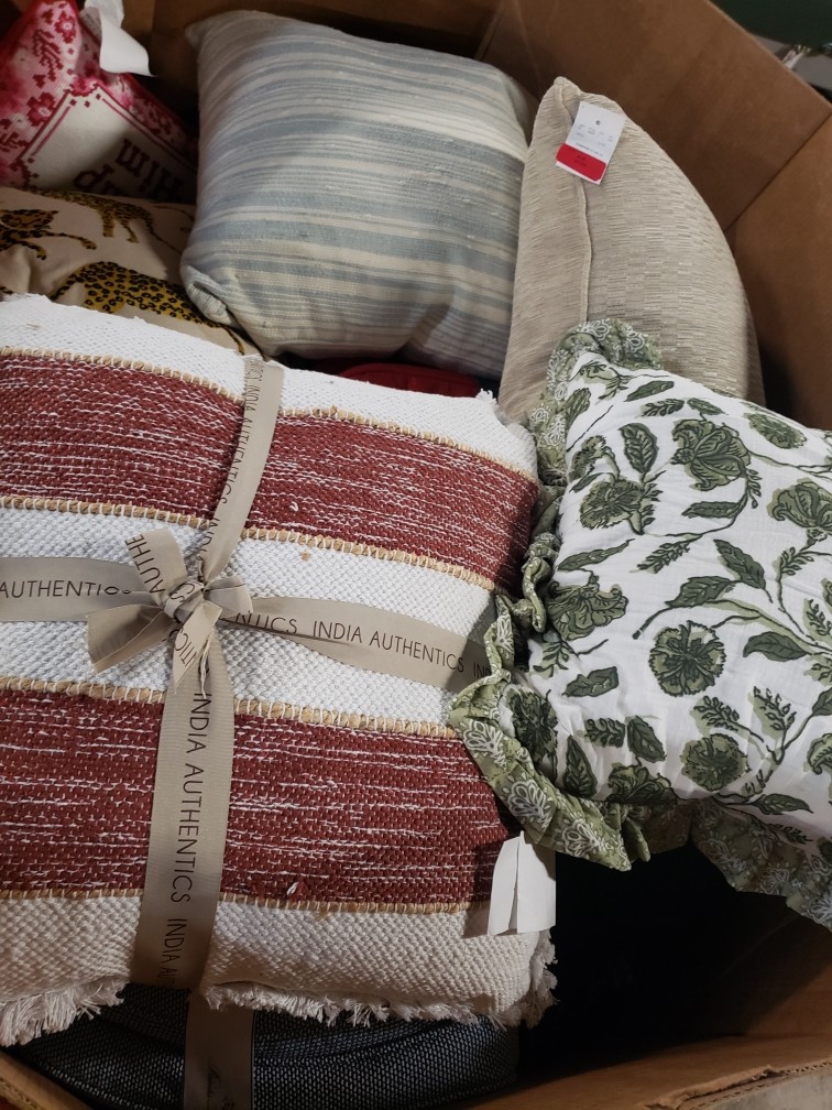 additional/TJ-maxx-pillow-truckload-wholesale-9.jpg