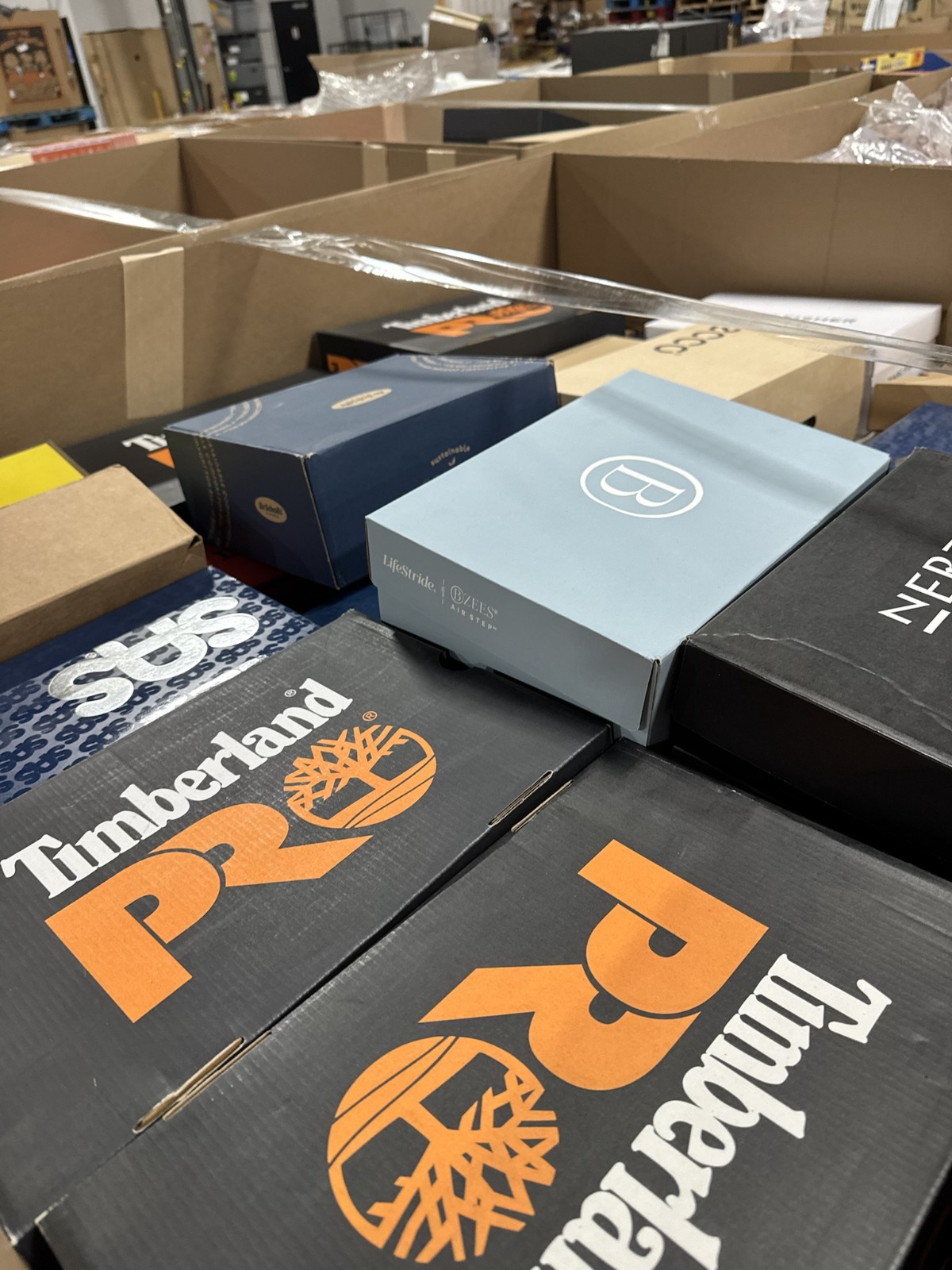 amazon-wholesale-shoes-pallets-truckloads-3.jpeg