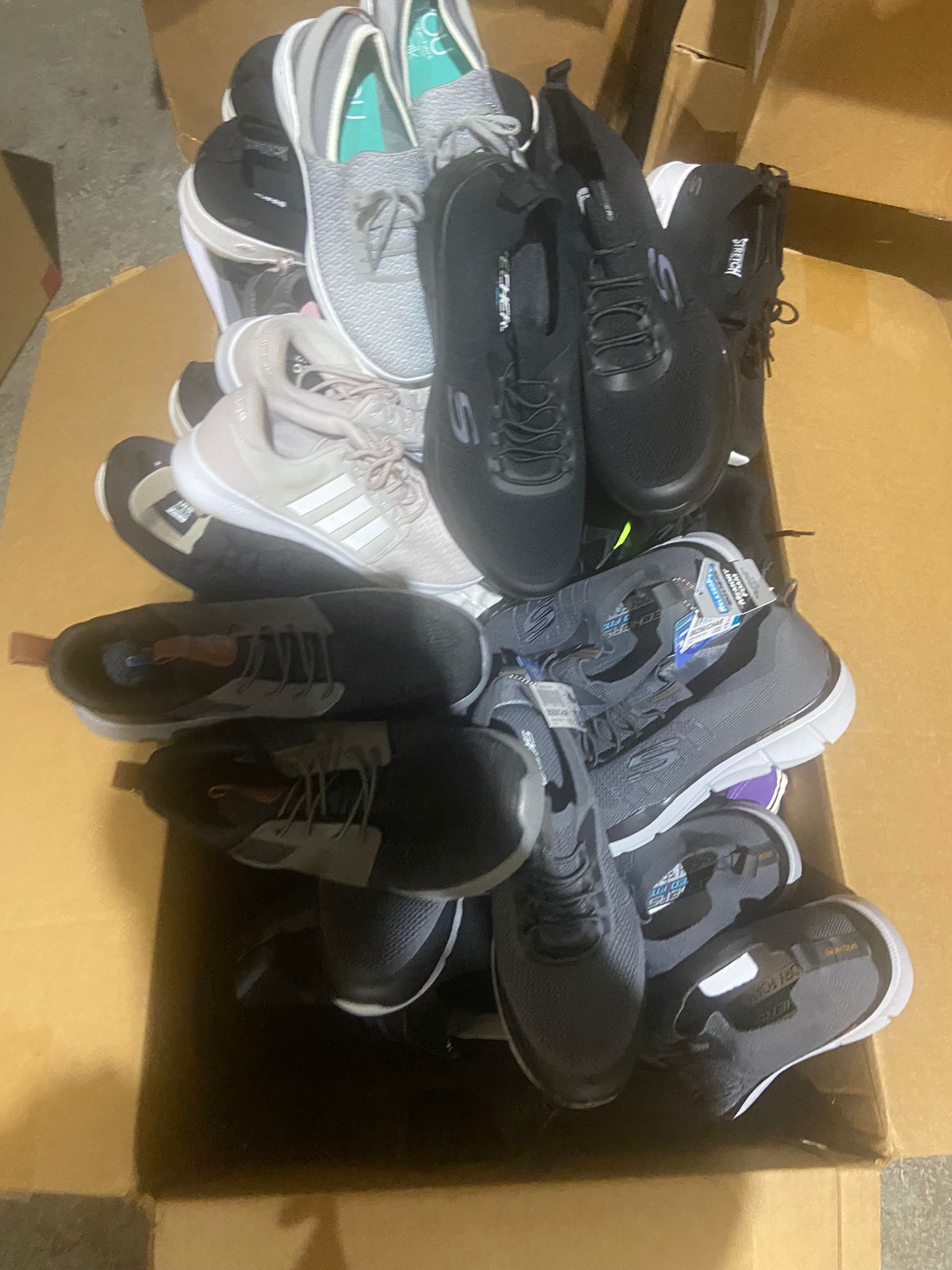 wholesale-assorted-sneakers-name-brand-pallets-2.jpeg